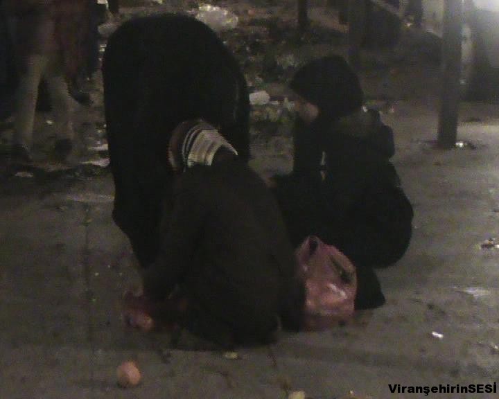 Urfa’daki Suriyeliler Pazarda Atılan Çürük Meyvelerle Geçiniyor